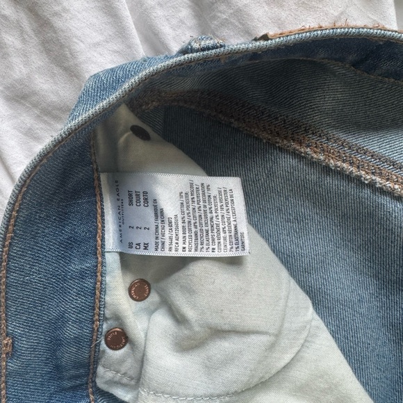 American Eagle High Rise Midwash Distressed Mom Jeans in Size 2- worn one time! - Picture 6 of 6